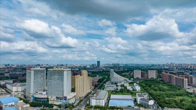 航拍长春新区硅谷大街三佳湖车流流云延时