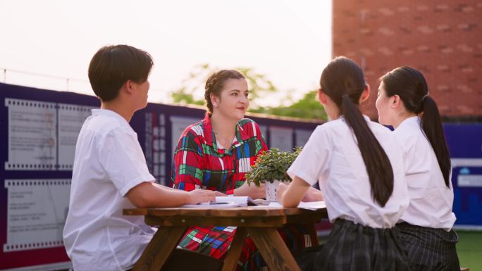外教老师与学生交流