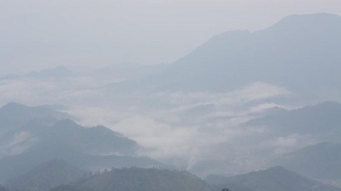 群山山顶云海风光