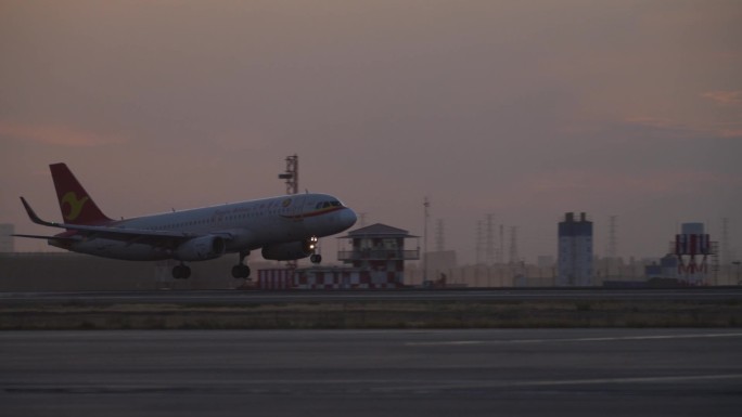 夕阳飞机滑行降落