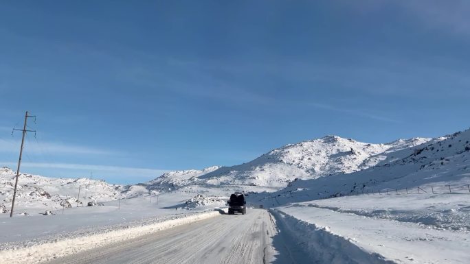 新疆阿勒泰雪景，公路雪景景观，车窗视角