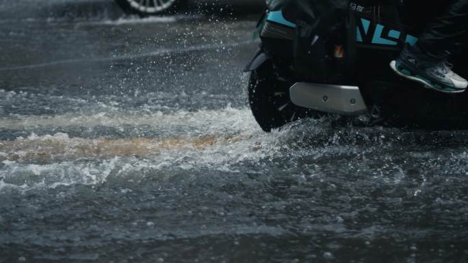 雨天城市交通-慢镜头