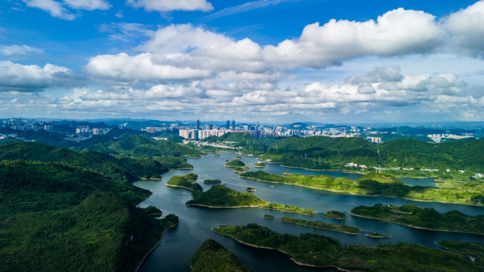 绿水青山湖泊云层涌动山河秀丽绿洲风光延时