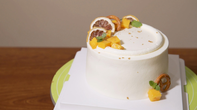 制作柠檬干芒果蛋糕