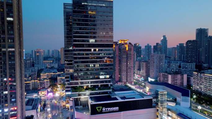 城市繁华中心重庆九龙坡万象城夜景高楼车流
