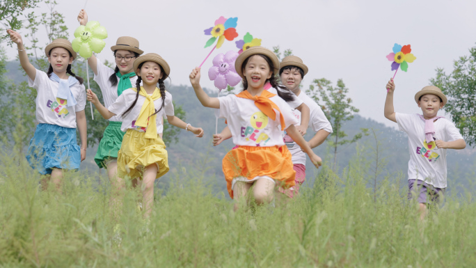 小孩开心奔跑 风车 快乐童年 放飞梦想