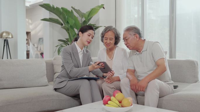 给老人推销