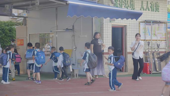 小学生有序排队放学场景