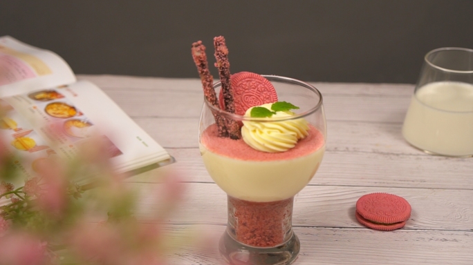 制作樱花奥利奥慕斯杯