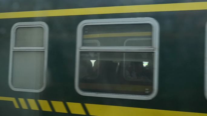 和谐号列车进站