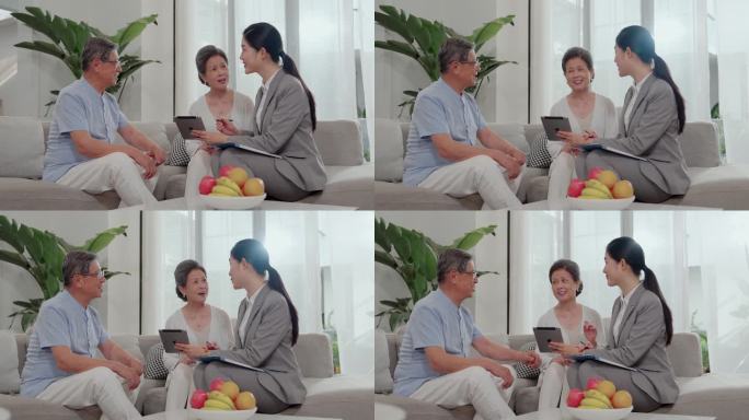 老年夫妇与一名顾问在家讨论保险