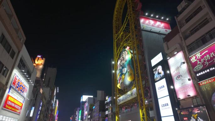 日本大阪，道顿堀运河上的观光船，两边都有发光的招牌