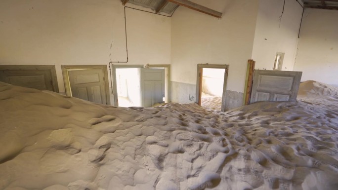 Kolmanskop，废弃的房子。这是南非纳米比亚著名的旅游景点。家里空荡荡的沙丘。鬼城。