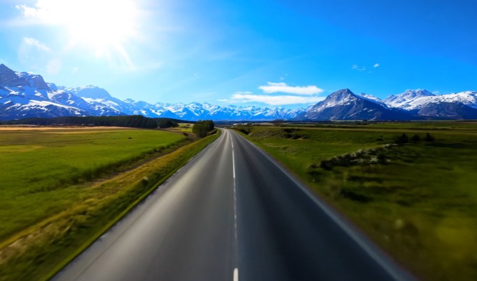 穿越机航拍户外前进的道路 旅行汽车行驶