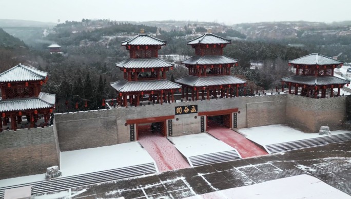 雪中的函谷关航拍河南三门峡灵宝市老子雕像