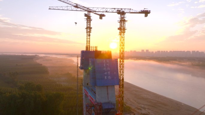 日出清晨城市建设 繁忙工地 桥梁建设