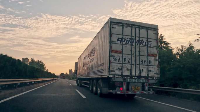 4K行驶在高速公路上的中通快递车