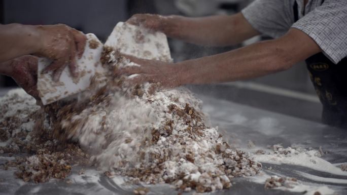 中秋月饼伍仁叉烧馅料传统手工拌料手艺作坊