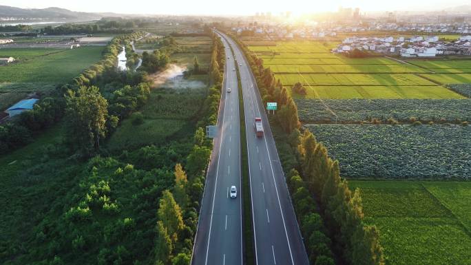 货车行驶在高速公路高速道路交通乡村高速