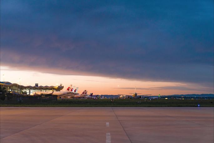 4k飞机起落进出港黄昏日转夜火烧云延时