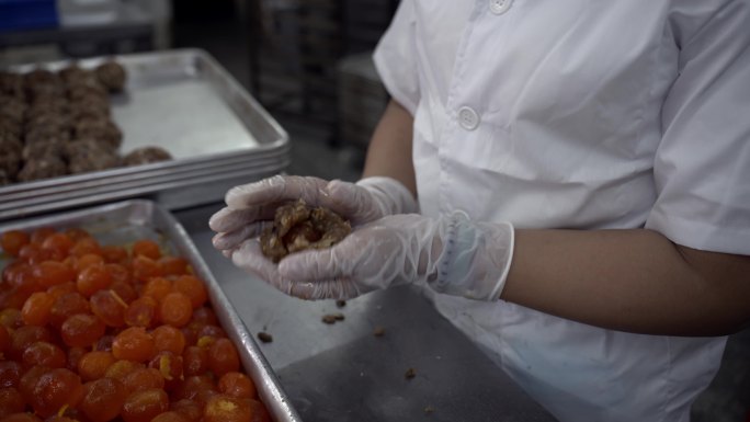 中秋月饼伍仁叉烧馅料包馅特写传统手工拌料