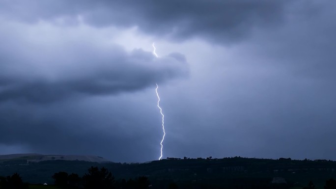 闪电打雷下雨