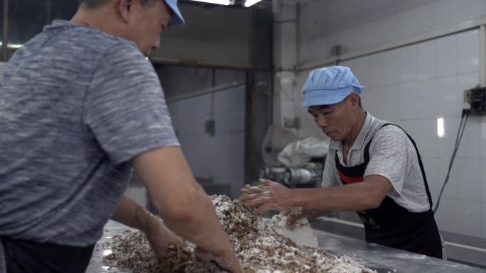 中秋月饼伍仁叉烧馅料传统手工拌料手艺作坊