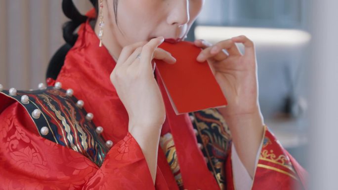 新婚夫妇穿上传统汉服在商品房里举行婚礼