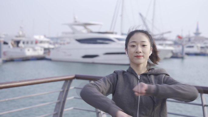 海边美女跑步