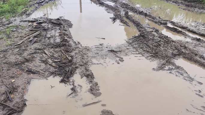 泥泞路面 积水路 下雨天风雨行走泥泞山路