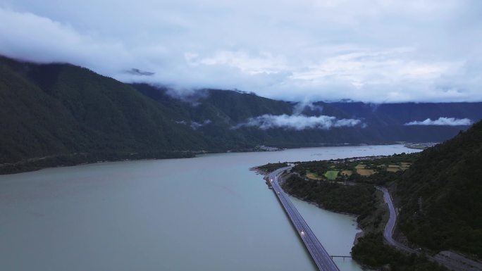 西藏拉萨林芝汽车营地山河湖海云雾穿云航拍