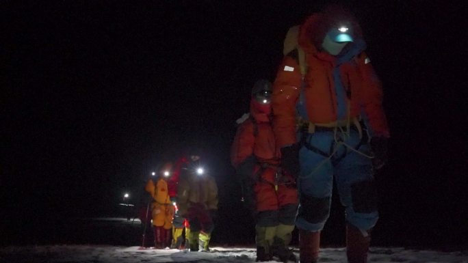 攀登高峰雪山徒步登喜马拉雅山高峰高山险峻