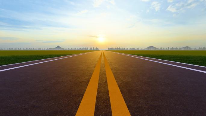 夕阳下在公路上穿梭