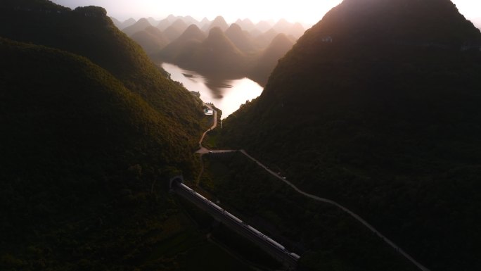 高铁穿过喀斯特地貌