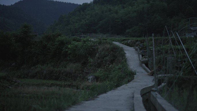 贫困山区山村走夜路背箩筐失学辍学孩子小路