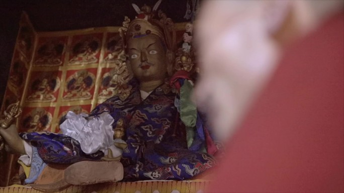 老贡嘎寺内喇嘛念经莲花生佛像