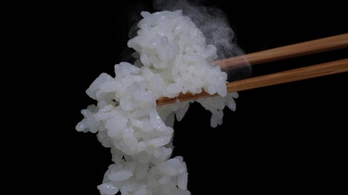 用筷子夹米饭的4K慢动作视频。