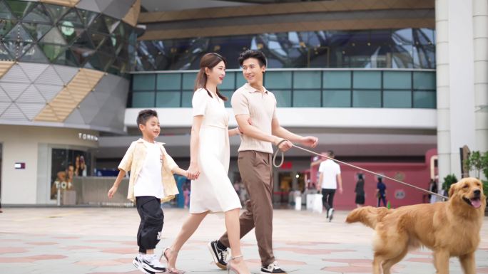 幸福 幸福一家三口温馨家庭逛商圈
