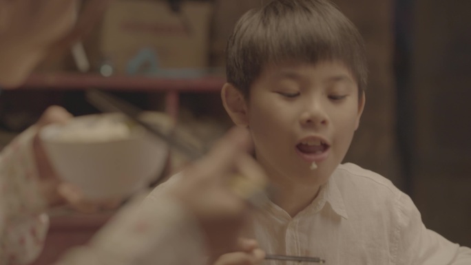 4k妈妈给孩子吃辣椒酱