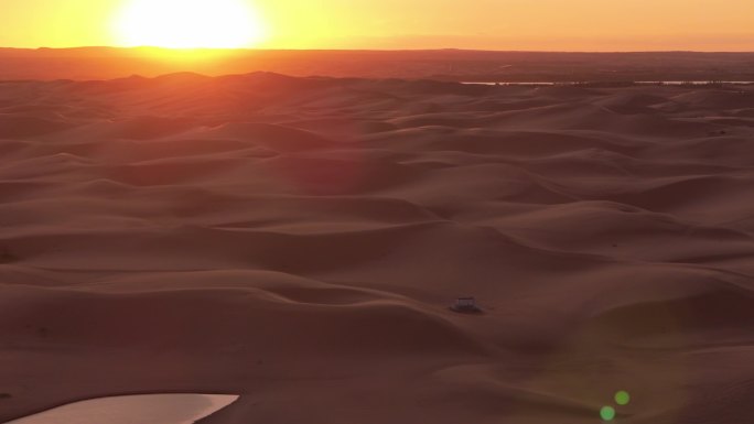 实拍夕阳下的沙漠