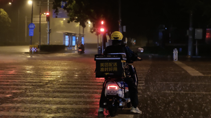 冒着大雨送外卖的骑手4k