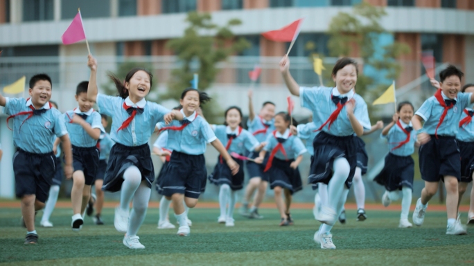 小学生欢呼奔跑4k