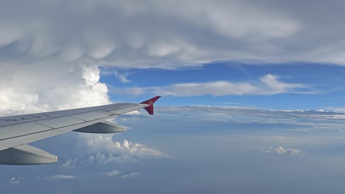 飞机穿越云层