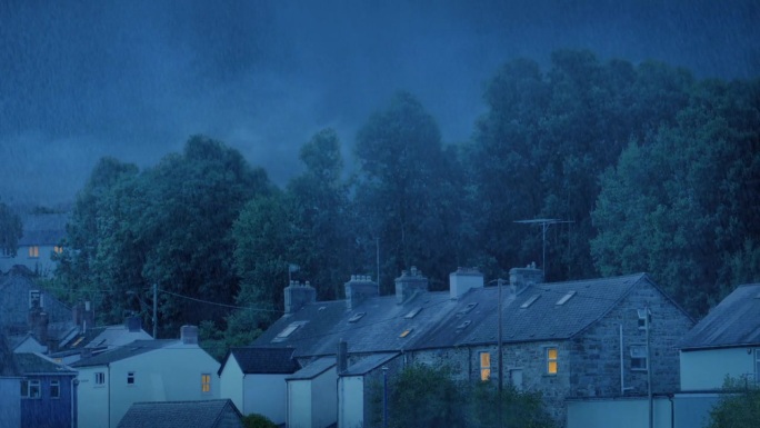 暴风雨的夜晚，闪电击中房屋后面