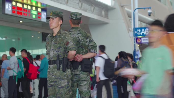 火车站武警官兵执勤站岗