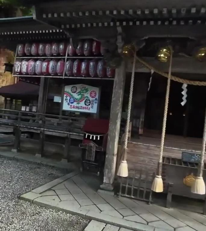 FPV飞过有一排排鸟居门的日本神社