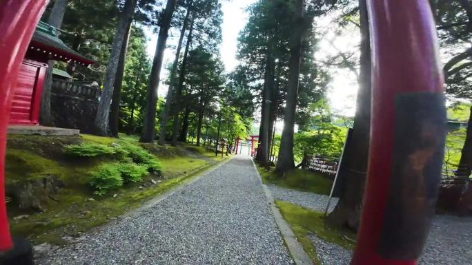 FPV飞过有一排排鸟居门的日本神社