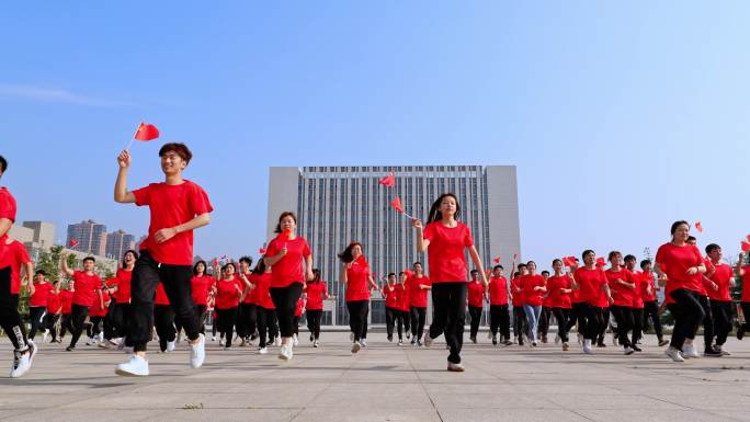 学校学生人群挥舞党旗奔跑升格视频