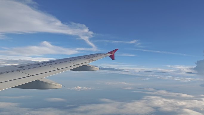 飞机穿越云海