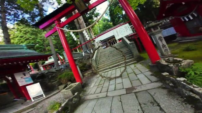 FPV飞过有一排排鸟居门的日本神社